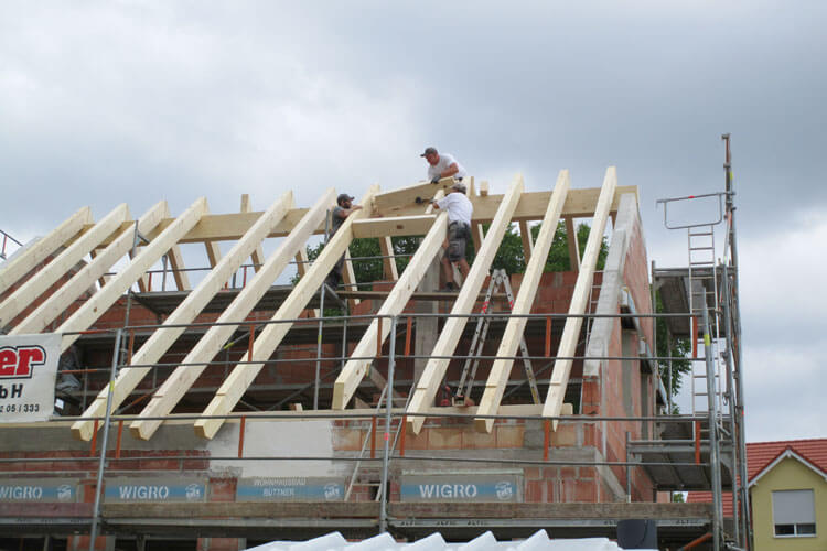 Handwerker, die gerade einen Dachstuhl bauen