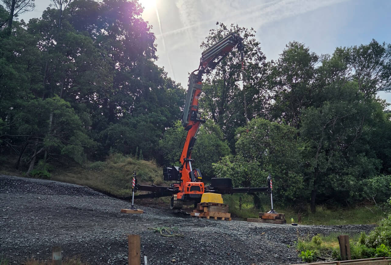 Jekko Kran im Einsatz auf einer Baustelle von Zimmerei Konrad.
