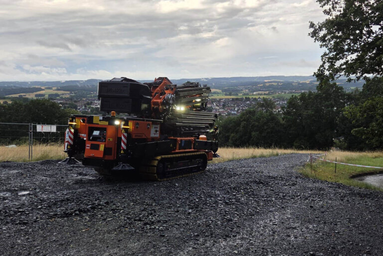 Jekko Kran im Einsatz auf einer Baustelle von Zimmerei Konrad.